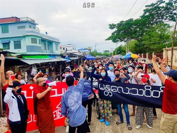 20일 만달레이 승려들과 시민들의 시위