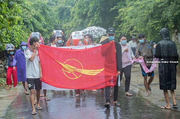 20일 빗속에서 행진하는 몽야 학생들