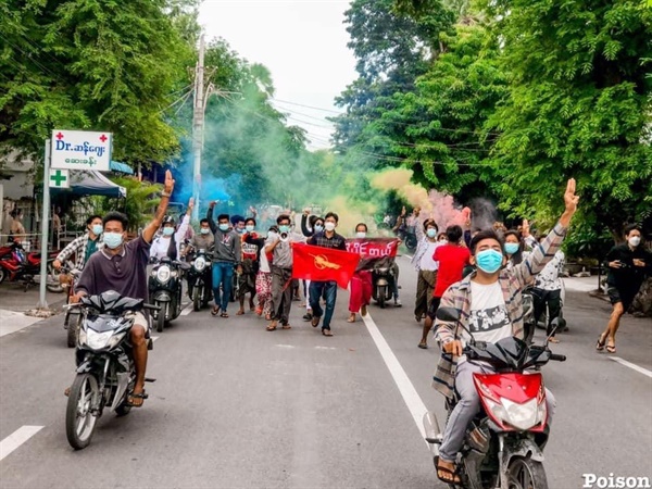 20일 아침 만달레이 시민들의 군부 독재 저항 행진
