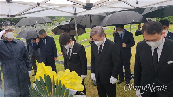  더불어민주당 대선 주자인 이재명 경기도지사는 21일 오전 국립대전현충원 홍범도 장군 묘역을 찾아 참배하고 "친일청산은 시대의 중요한 과제"라고 말했다.