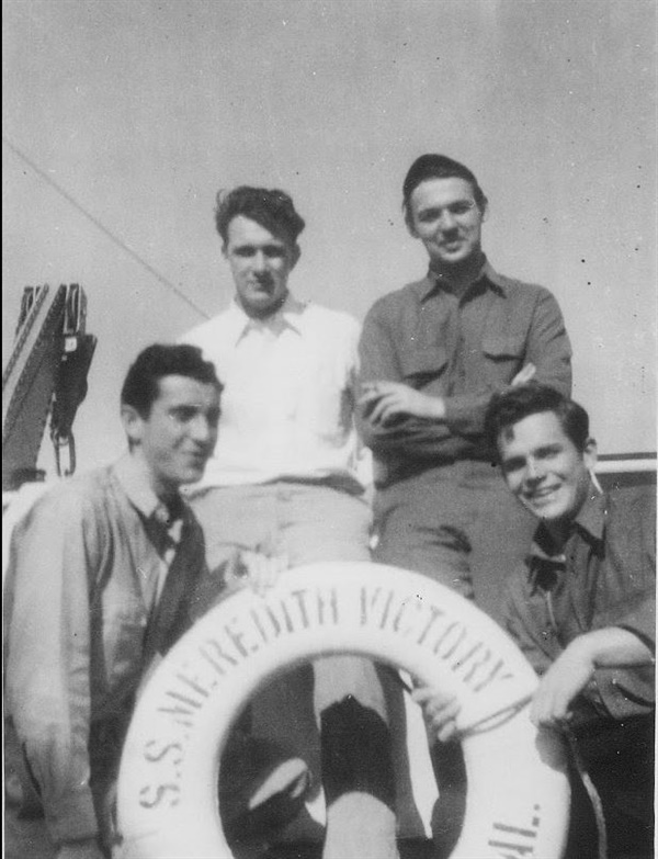  1950년 메러디스 빅토리호 위에서 찍은 사진/ 왼쪽부터 로버트 러니, 멜스미스, 취재진은 두 사람을 다 만났다.