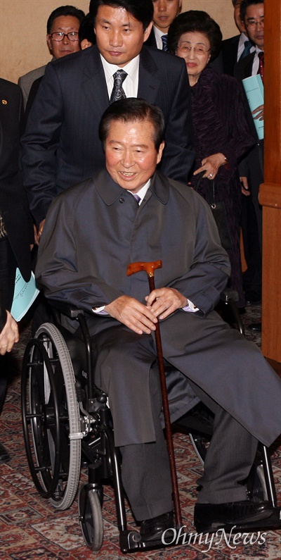 김대중 전 대통령이 2007년 11월 22일 오후 여의도에서 창작인포럼 주최로 열린 '잃어버린 50년 되찾은 10년' 행사에 참석한 뒤 지지자들의 인사를 받으며 행사장을 나서고 있다.