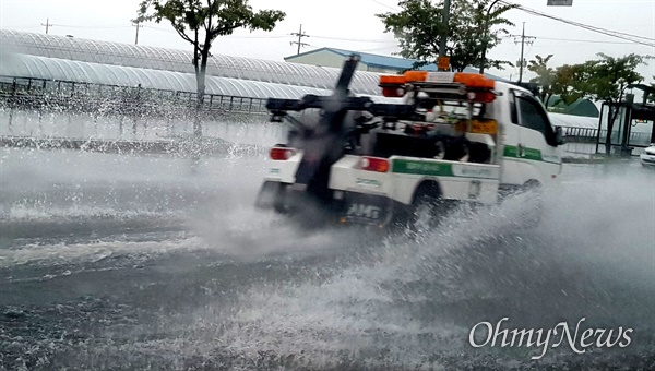 경남에서는 21일 많은 비가 내린데 이어 23일에도 곳곳에 비가 내리고 있다. 사진은 21일 김해지역 한 도로 상황.