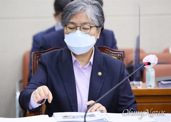 정은경 질병관리청장이 23일 서울 여의도 국회 보건복지위원회 전체회의에 출석하고 있다. 