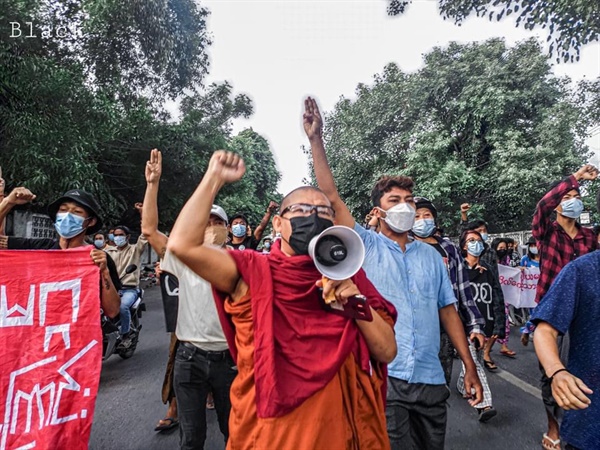 23일 만달레이시 총승려회와 만달레이 단체들의 반독재 시위