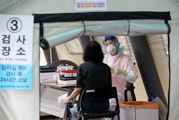23일 광주 남구보건소 선별진료소에서 의료진이 코로나19 검체 채취하고 있다.