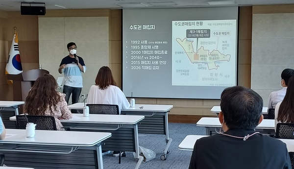  인천 남동구 예술로에 위치한 '한국자산관리공사 인천지역본부' 직원 16명이 점심시간을 이용해 강의실에 모여 인천시가 운영하는 '차이나는 자원순환 클래스' 을 듣고 있다.