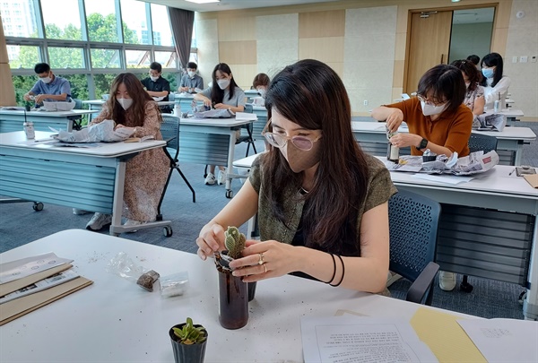  참가자들은 준비된 재활용 맥주병 화분에 식물과 흙을 담아 '나만의 화분 만들기'를 체험했다.