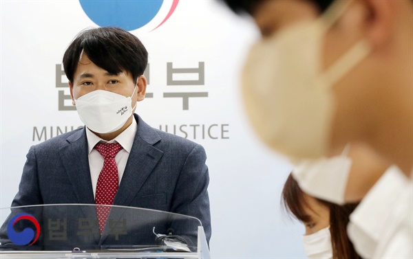 이상갑 법무부 법무실장이 24일 오후 서울 서초구 법무부 의정관에서 온라인 법률서비스 플랫폼 관련 입장을 발표하고 있다. 