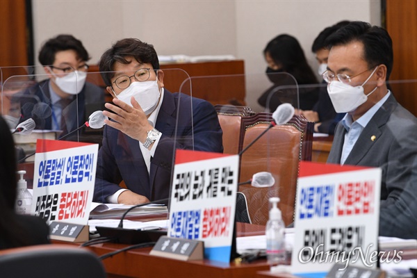 권성동 국민의힘 의원이 24일 오후 서울 여의도 국회에서 열린 법제사법위원회 전체회의에서 박범계 법무부 장관을 상대로 질의하고 있다.