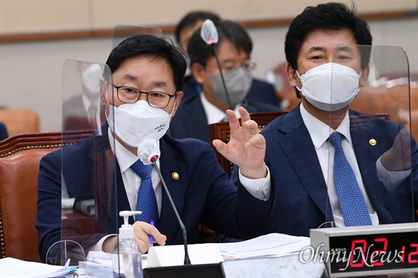 박범계 법무부 장관이 24일 오후 서울 여의도 국회에서 열린 법제사법위원회 전체회의에서 질의에 답변하고 있다.