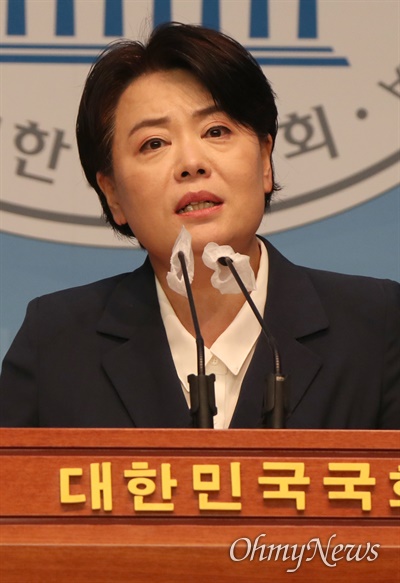 국민권익위원회 조사에서 부동산 관련 불법 의혹이 제기된 국민의힘 윤희숙 의원이 25일 서울 여의도 국회 소통관에서 기자회견을 하고 있다. 윤 의원은 "국회의원직을 서초갑 지역구민과 국민들께 돌려드리겠다"며 의원직 사퇴를 선언하고 "이 시간부로 대선후보 경선을 향한 여정을 멈추겠다"며 대선 경선 후보직도 사퇴하겠다고 밝혔다.