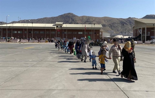 한국정부에 협력한 아프가니스탄 조력자와 가족들을 한국으로 데려오기 위한 작전이 시작된 가운데, 카불공항에서 신원확인 절차를 마친 이송자들이 한국 공군 수송기로 이동하고 있다.