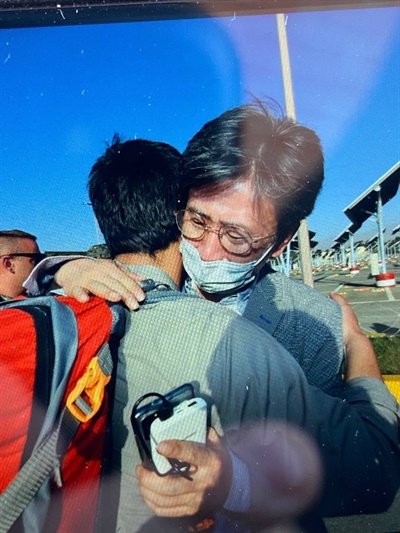 한국정부에 협력한 아프가니스탄 조력자와 가족들을 한국으로 데려오기 위한 작전이 시작된 가운데, 카불공항으로 복귀해 수송작전을 지휘하고 있는 주아프가니스탄 김일응 공사참사관이 아프간인과 포옹하고 있다.