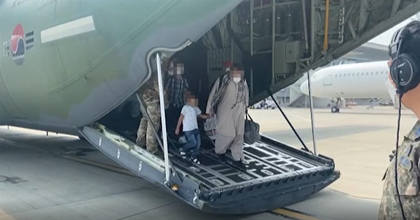 한국정부에 협력한 아프가니스탄 조력자와 가족들을 한국으로 데려오기 위한 작전이 시작된 가운데, 카불공항에서 한국 공군 수송기를 타고 파키스탄 이슬라마바드 공항에 도착한 아프간인들이 수송기에서 내리고 있다.