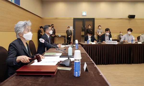  25일 서욱 국방부 장관과 박은정 공동위원장이 민관군 합동위원회 3차정기회의를 주재하고 있다.