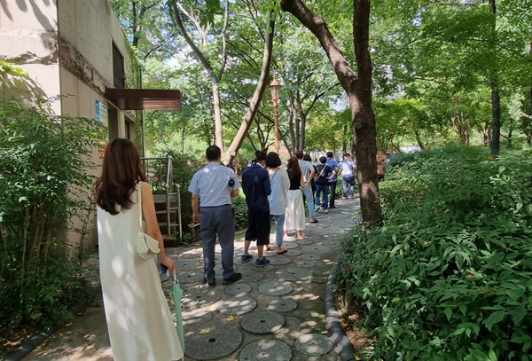 대구 국채보상기념공원에 설치된 코로나19 임시검사소에서 검사를 받기 위해 시민들이 길게 줄을 서 있다.