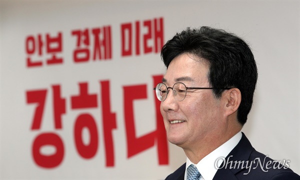 국민의힘 대선주자인 유승민 전 의원이 26일 오전 서울 여의도 캠프 사무실에서 제20대 대통령 선거 출마 선언을 하고 있다.