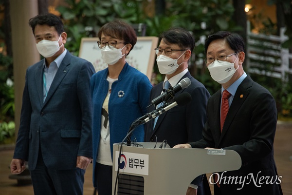 박범계 법무부 장관이 26일 오후 인천공항에서 아프간 특별입국자 관련 브리핑을 하고 있다.
