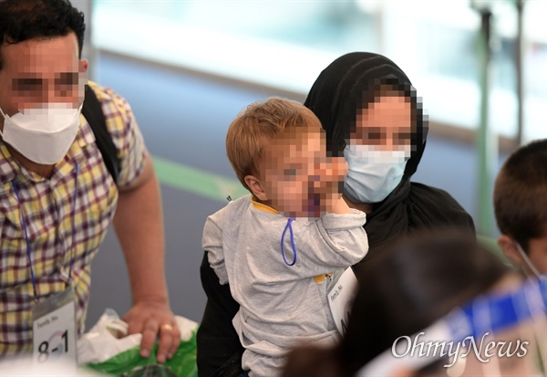 아프가니스탄에서 한국 정부 활동을 지원해온 아프간 현지인 직원 및 배우자 ,미성년 자녀, 부모 등 377여 명이 26일 오후 인천 국제공항 통해 입국하고 있다.