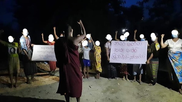 25일밤 시위를 이끄는 만달레이 피지타곤의 승려