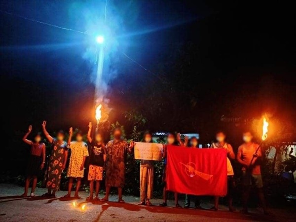 25일 라웅론 까뇬뀬 마을 주민들 야간시위