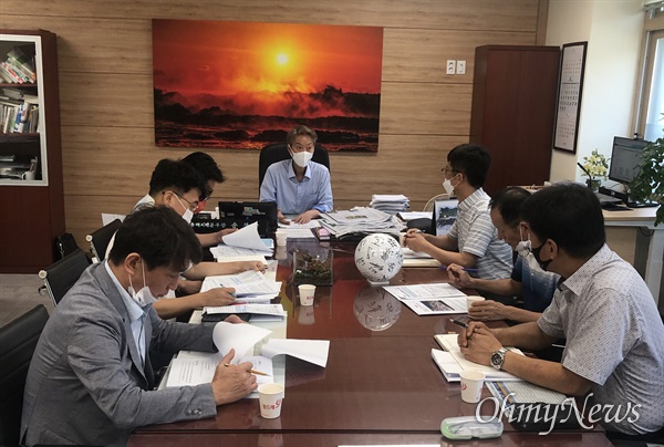 경북도는 26일 환동해지역본부 동부청사에서 후쿠시마 원전 오염수 방출 대응 TF 회의를 열고 대응책을 논의했다.