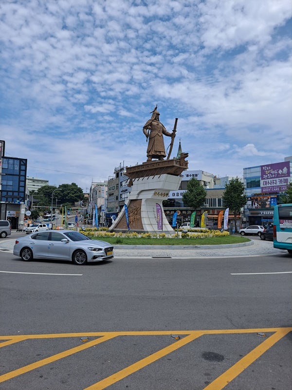 여수 이순신광장 중앙에는 충무공 이순신 장군 동상이 우뚝 서 있다. 