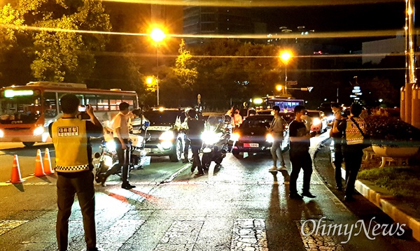 코로나19대응 전국자영업자 비상대책위원회는 26일 야간에 창원에서 차량시위를 벌였다. 사진은 창원광장 도로.