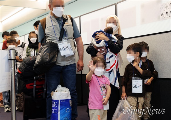 아프가니스탄 현지 조력자와 가족들이8월 26일 인천국제공항에 도착해 코로나19 검사 순서를 기다리는 모습.