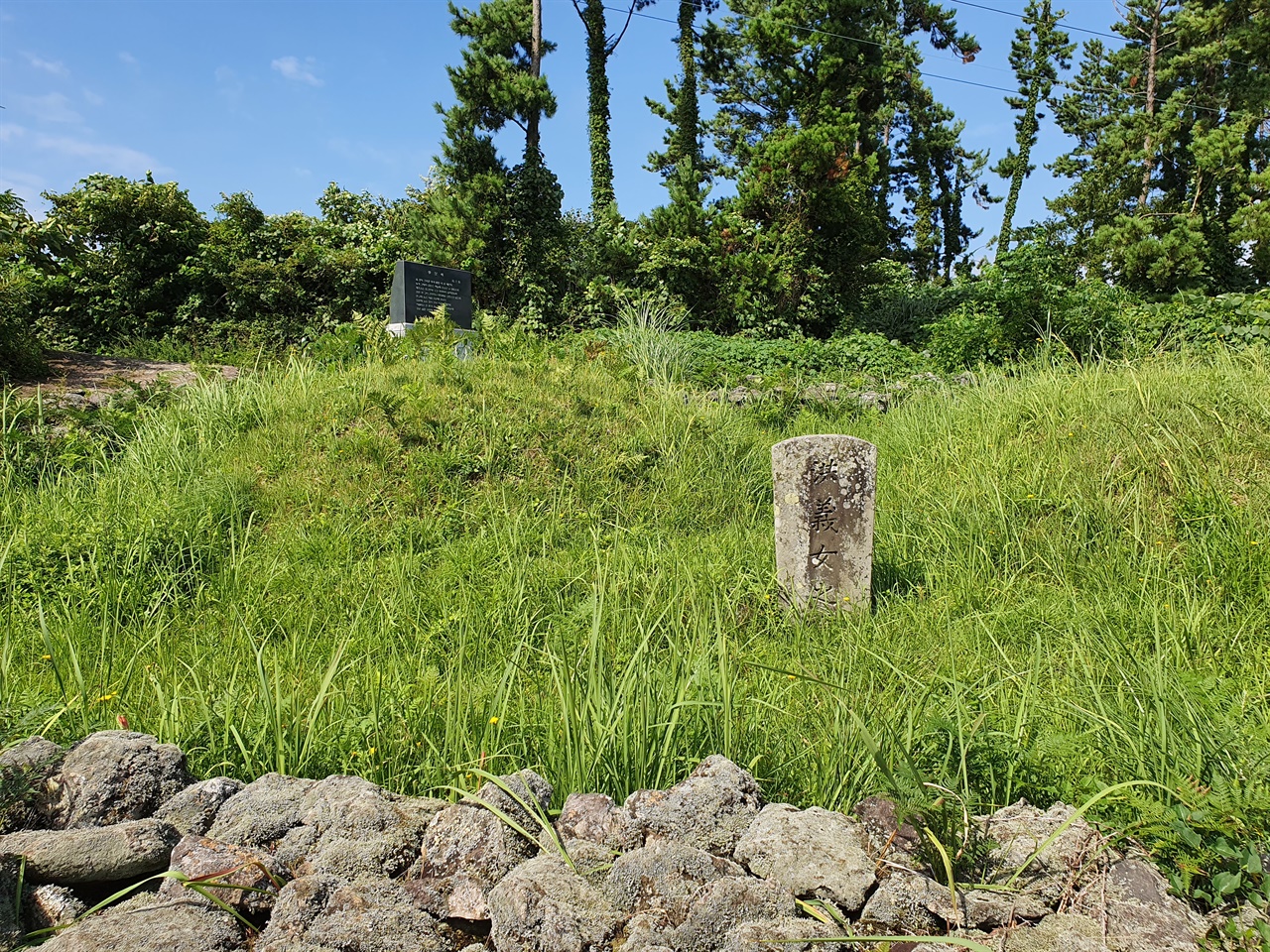 '洪義女之墓'(홍의녀지묘)라고 새긴 낡은 비석이 세워져 있고, 무덤가에는 잡초가 무성하다.