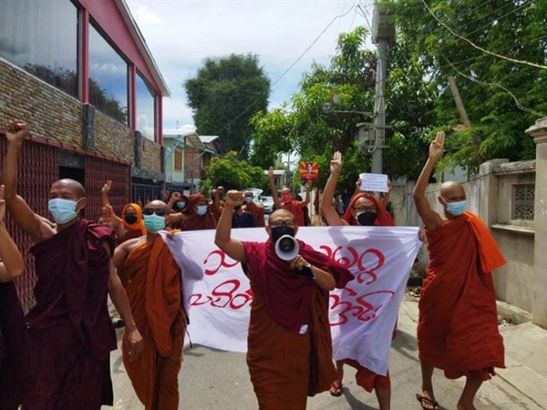 26일 날마다 거리로 나오는 만달레이 승려들