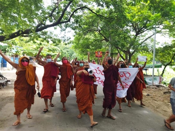 26일 거리로 나온 만달레이 승려들