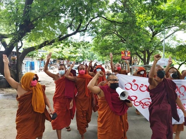 26일 거리로 나온 만달레이 승려들