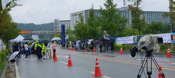 국가공무원 인재개발원 앞에서 대기 중인 취재진들.