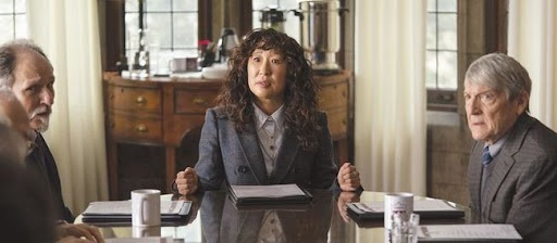  김지윤은(산드라 오 역)는 학교 역사상 최초 유색인종이자 여성 학과장이 된다. 