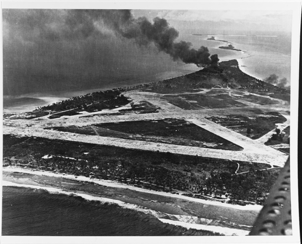 미군의 공습을 받는 밀리 환초의 일본 해군 비행장(1943년 11월) 일본 해군은 태평양 각지의 도서지역들이 '가라앉지 않는 항공모함' 역할을 할 것이라 기대하며 사수를 고집했다. 밀리 환초 역시 이러한 집착에 따라 대규모 수비대가 주둔하게 되었다.