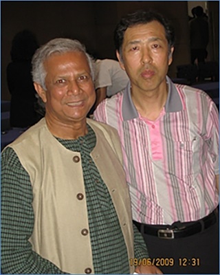 2009년 6월 이화여대에서 촬영한 무함마드 유누스씨와 이창호 대표.
