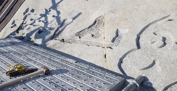 용궐산 자연 암벽을 깎아낸 뒤 '한자'를 새기고 있는 모습.(지난 7월 9일 공사 현장 촬영)