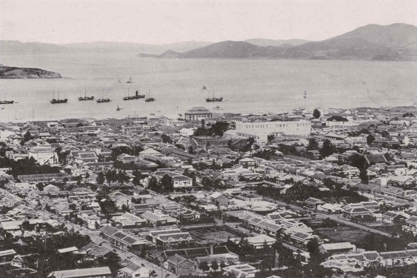 1930년대 군산부 모습이다. 포구에 불과했던 군산이 얼마나 빨리 도시로 성장했는지 알 수 있다. 아키야마 주사부로(秋山忠三郞)는 1899년부터 1934년까지 군산의 역사를 정리해서 <군산부사>(1935년)를 펴냈다.