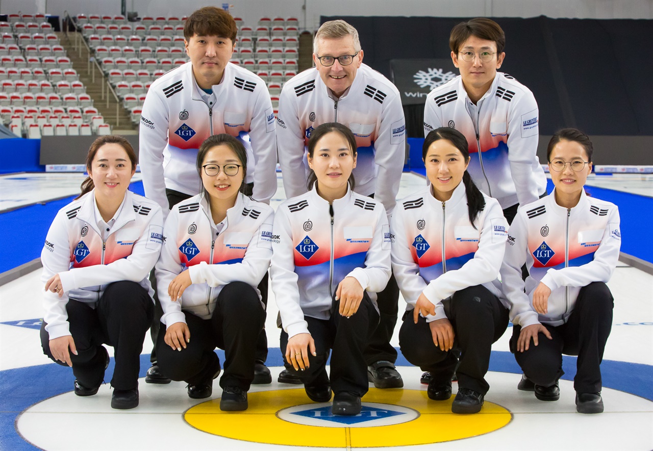  '팀 킴' 선수들의 대부 피터 갤런트 코치(윗줄 가운데)가 다시 선수들과 동행한다. 사진은 2021 여자세계컬링선수권대회 당시.