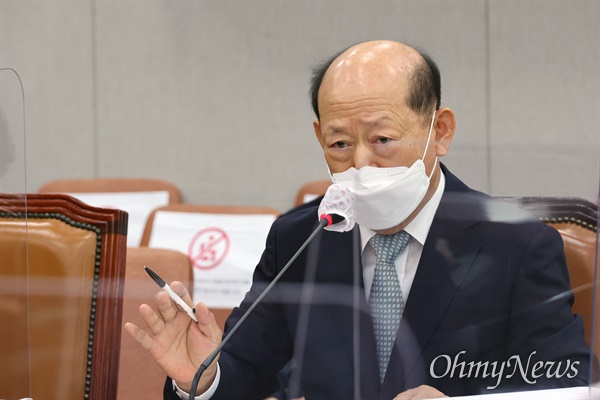 송두환 국가인권위원장 후보자가 30일 서울 여의도 국회 운영위원회에서 열린 인사청문회에서 답변하고 있다.