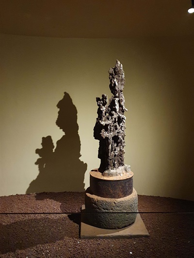 설문대할망을 상징하는 용암석. 돌문화공원의 맨 마지막 관람 코스인  '어머니의 방'에 전시돼 있다. 