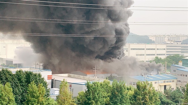 평택시 칠괴동 585공장(신성팩)에서 불이 나 연기가 치솟고 있다.