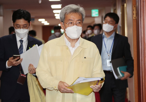 고승범 신임 금융위원장이 31일 정부서울청사에서 열린 국무회의에 첫 참석하고 있다.