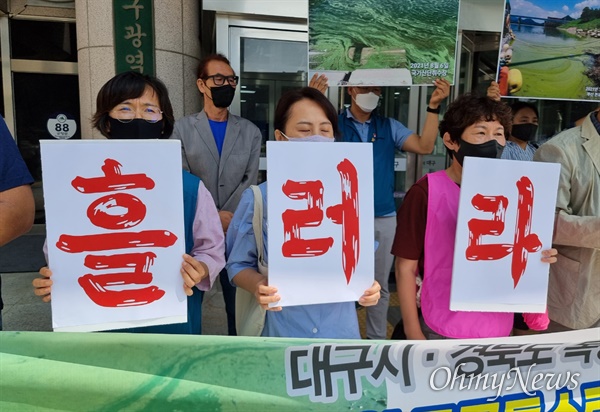 대구경북 환경단체들은 31일 대구시청 앞에서 기자회견을 열고 낙동강 보 수문개방을 촉구했다.