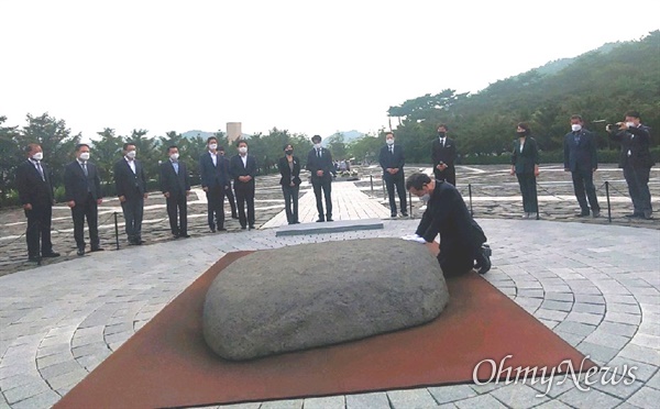  이낙연 전 총리가 31일 오후 봉하마을을 방문해 고 노무현 대통령 묘소를 참배했다.