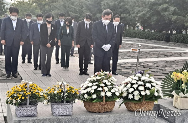  이낙연 전 총리가 31일 오후 고 노무현 대통령 묘소를 참배했다.