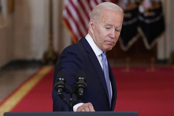 조 바이든 대통령이 지난 8월 31일(현지시각) 워싱턴D.C.에 있는 백악관 국빈 만찬장에서 아프가니스탄 종전 연설을 마치고 연단을 나서고 있다. 