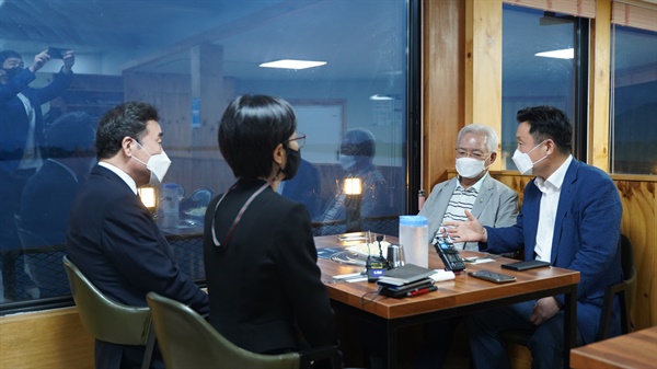 더불어민주당 대통령선거 경선후보인 이낙연 전 총리가 8월 31일 저녁 밀양 삼랑진 한 식당에서 송기인 신부(천주교)를 만났다. 배재정 대변인과 최인호 의원이 함께 했다.